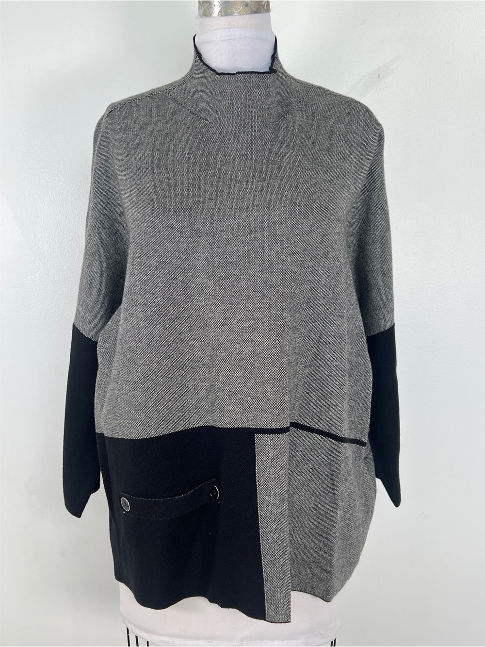 NWT Ali Miles Oversized Two-Tone Gray and Black Women's Sweater Top Tunic Medium